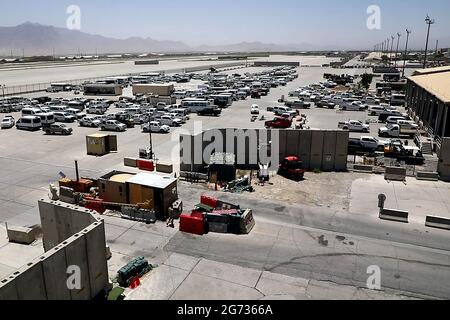 Parwan, Afghanistan. Juli 2021. Zeigt den Bagram Airfield-Stützpunkt, nachdem am Donnerstag, dem 8. Juli 2021, alle US- und NATO-Truppen in der Provinz Parwan, Ostafghanistan, evakuiert wurden. Alle US- und NATO-Truppen in Afghanistan haben das Bagram-Flugfeld in der Nähe der afghanischen Hauptstadt Kabul evakuiert und den afghanischen Regierungstruppen die größte Koalitionsbasis übergeben, so das afghanische Verteidigungsministerium. Der Bagram Airfield, etwa 50 km nördlich von Kabul, diente in den letzten zwei Jahrzehnten als Hauptmilitärstützpunkt der USA und der NATO in Afghanistan. Foto von Ezatullah Alidost/ Quelle: UPI/Alamy Live News Stockfoto