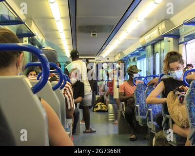 Lissabon, Lissabon Portugal. Juli 2021. (INT) Verkehrsbewegung in Lissabon. 10. Juli 2021, Lissabon, Portugal: Große Bewegung in den Bahnhöfen Terreiro do Paco (U-Bahn und Fluvial) und Cais do Sodre (U-Bahn, Fluvial und Zug) in Lissabon, am Samstag (10). Beide haben Fluvialverkehr TransTejo zusätzlich zur U-Bahn, und Station Cais do Sodre hat auch Schienenverkehr, die die Lissabon/Cascais-Linie macht, die Zugang zur Küste von Cascais gibt, sehr beliebt bei Touristen. Quelle: Edson de Souza/TheNews2 Quelle: Edson De Souza/TheNEWS2/ZUMA Wire/Alamy Live News Stockfoto