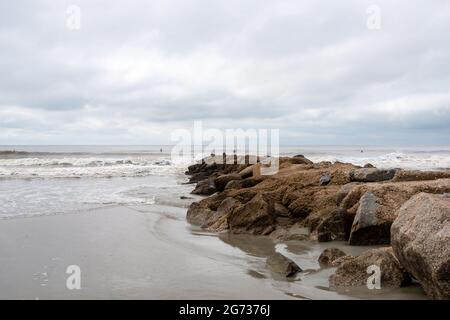 „The Washout“, wo der Orphan Hugo das Land abgeflacht hat, ist jetzt ein beliebter Surfspot für lokale Surfer in Folly Beach, South Carolina. Stockfoto