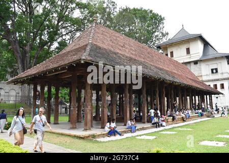 Sri Daladamaligawa Kandy. Tempel der Heiligen Zahnreliquie; gemeinhin als der ශ්‍රී දළදා මාළිගාව bekannt, ist ein buddhistischer Tempel in Kandy, Sri Lanka. Es befindet sich im königlichen Palastkomplex des ehemaligen Königreichs Kandy, in dem sich die Reliquie des Zahnes des Buddha befindet. Sri Lanka. Stockfoto