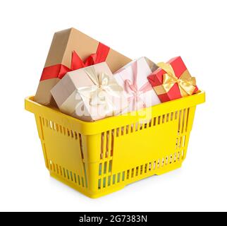Warenkorb mit Geschenkboxen auf weißem Hintergrund Stockfoto