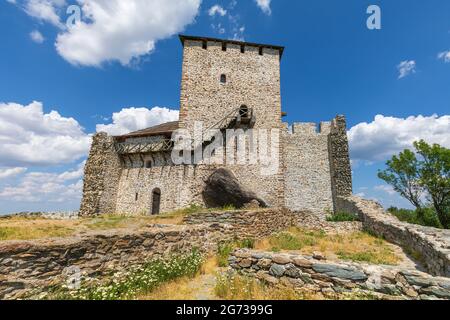 Der Turm von Vrsac ist von der mittelalterlichen Festung in der Nähe von Vrsac, Vojvodina, Serbien, erhalten geblieben. Stockfoto