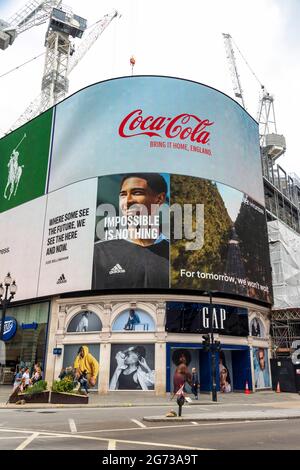 London, Großbritannien. Juli 2021. Das weltbekannte Wahrzeichen, das Werbeplakat Piccadilly Circus im Zentrum von London, sah Anzeigen für Coca Cola, die die St. George-Flagge und die Worte „Bring it Home England“ zeigten. Kredit: SOPA Images Limited/Alamy Live Nachrichten Stockfoto
