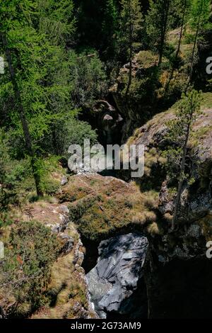 Kleiner Bach mit Wasserfällen in den Schweizer Alpen - Furi, Zermatt, Schweiz - Wandern, Abenteuer, Natur Stockfoto