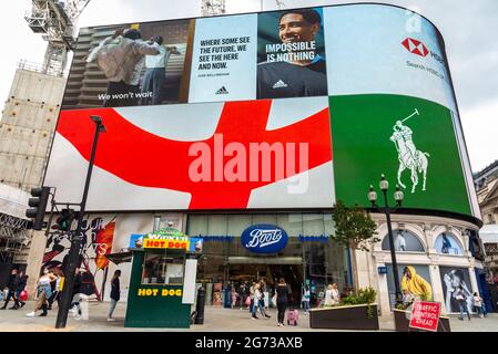 London, Großbritannien. Juli 2021. Das weltbekannte Wahrzeichen, das Werbeplakat Piccadilly Circus im Zentrum von London, sah Anzeigen für Coca Cola, die die St. George-Flagge und die Worte „Bring it Home England“ zeigten. (Foto von Dave Rushen/SOPA Images/Sipa USA) Quelle: SIPA USA/Alamy Live News Stockfoto