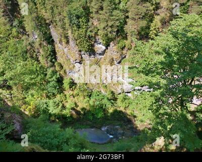 Ein Blick auf den Fluss, der durch eine tiefe Schlucht fließt Stockfoto