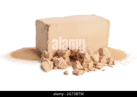 Frische und trockene Hefe auf weißem Hintergrund Stockfoto