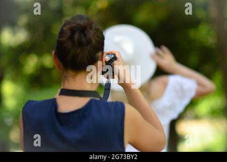 Backstage während der Außenaufnahmen.Fotograf bei der Arbeit. Stockfoto