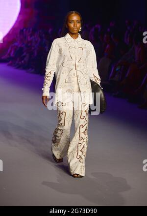 Miami Beach, USA. Juli 2021. MIAMI BEACH, FLORIDA - 9. JULI: Ein Model geht während der Simonet - Futural Resist FW21 Modenschau am 9. Juli 2021 im PARAISO Tent in Miami Beach, Florida, auf die Piste. (Foto von JL/Sipa USA) Quelle: SIPA USA/Alamy Live News Stockfoto