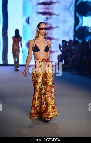 Miami Beach, USA. Juli 2021. MIAMI BEACH, FLORIDA - 9. JULI: Ein Model geht während der Simonet - Futural Resist FW21 Modenschau am 9. Juli 2021 im PARAISO Tent in Miami Beach, Florida, auf die Piste. (Foto von JL/Sipa USA) Quelle: SIPA USA/Alamy Live News Stockfoto