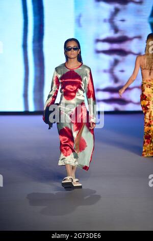 Miami Beach, USA. Juli 2021. MIAMI BEACH, FLORIDA - 9. JULI: Ein Model geht während der Simonet - Futural Resist FW21 Modenschau am 9. Juli 2021 im PARAISO Tent in Miami Beach, Florida, auf die Piste. (Foto von JL/Sipa USA) Quelle: SIPA USA/Alamy Live News Stockfoto