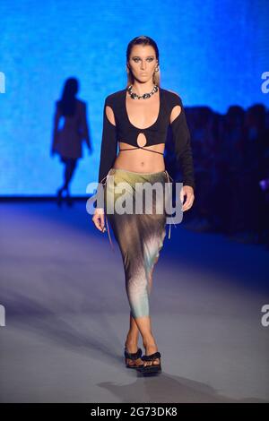 Miami Beach, USA. Juli 2021. MIAMI BEACH, FLORIDA - 9. JULI: Ein Model geht während der Simonet - Futural Resist FW21 Modenschau am 9. Juli 2021 im PARAISO Tent in Miami Beach, Florida, auf die Piste. (Foto von JL/Sipa USA) Quelle: SIPA USA/Alamy Live News Stockfoto