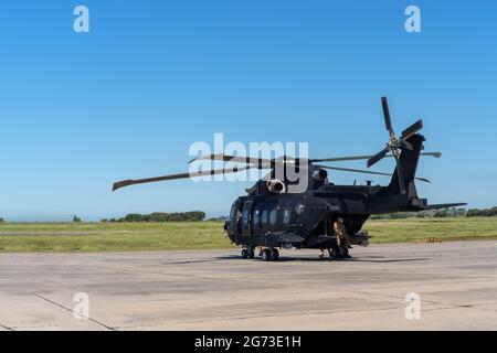 Ein moderner amerikanischer Militärhubschrauber, bereit für eine taktische Operation, ist auf der Startbahn. Stockfoto