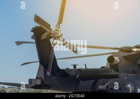 Details des Propellers, eines modernen amerikanischen Militärhubschraubers, bereit für eine taktische Operation, auf der Start- und Landebahn. An sonnigen Tagen Stockfoto