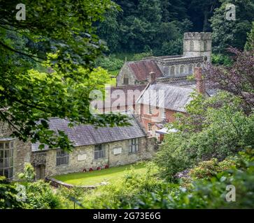 Erhöhter Blick auf die St. Peter's Church und den Eagle Inn und den Innenhof im Dorf Stourton, Wiltshire, Großbritannien, am 8. Juli 2021 Stockfoto