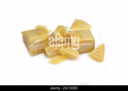 Reines natürliches Bienenwachs (Bienenwachs), das aus dem Hive kommt. Geschmolzen und in Stücke gebrochen. Wird in der Medizin, Kosmetik und Kerzenherstellung verwendet. Stockfoto