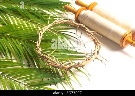 Die Krone des Throns und eine Schriftrolle auf einem Bett aus Palmenzweigen Stockfoto