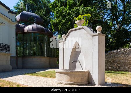 Altes 19. Jahrhundert gut im Garten von Lenck-Villa, Sopron, Ungarn Stockfoto