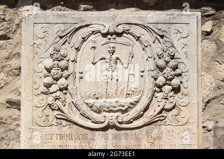 Evangelische Grabsteine aus dem 17. Jahrhundert, ausgestellt im Garten der Lenck-Villa, Sopron, Ungarn Stockfoto