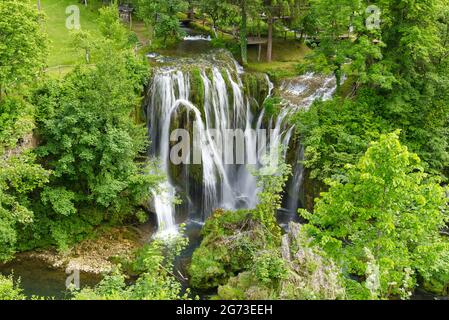 Schöner Wasserfall in Slunj, Kroatien während der Sommersaison. Stockfoto