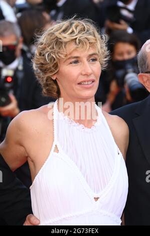 Cannes, Frankreich. Juli 2021. CANNES, FRANKREICH. 10. Juli 2021: Cecile De France bei der Premiere von Peaceful (De Son Vivant) beim 74. Festival de Cannes. Bildquelle: Paul Smith/Alamy Live News Stockfoto