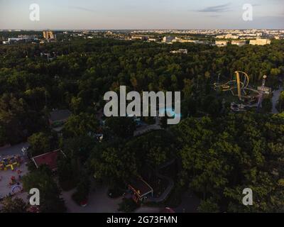 Attraktionen Erholungsgebiet mit Grüns im Abendlicht. Luftaufnahme am Abend in Charkiw Stadtzentrum Park von Maxim Gorki Stockfoto