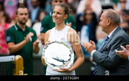 Karolina Pliskova aus der Tschechischen Republik mit der zweitplatzierten Trophäe nach dem Sieg gegen Ashleigh Barty aus Australien nach dem Finale der Wimbledon-Meisterschaft 2021, dem Grand Slam-Tennisturnier am 10. Juli 2021 im All England Lawn Tennis und Croquet Club in London, England - Foto Rob Prange / Spanien DPPI / DPPI Stockfoto