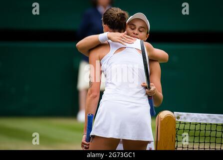 Ashleigh Barty aus Australien feiert nach dem Sieg gegen Karolina Pliskova aus der Tschechischen Republik das Finale der Wimbledon 2021, Grand Slam Tennisturnier am 10. Juli 2021 im All England Lawn Tennis and Croquet Club in London, England - Foto Rob Prange / Spanien DPPI / DPPI Stockfoto