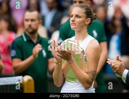 Karolina Pliskova aus der Tschechischen Republik mit der zweitplatzierten Trophäe nach dem Sieg gegen Ashleigh Barty aus Australien nach dem Finale der Wimbledon-Meisterschaft 2021, dem Grand Slam-Tennisturnier am 10. Juli 2021 im All England Lawn Tennis und Croquet Club in London, England - Foto Rob Prange / Spanien DPPI / DPPI Stockfoto