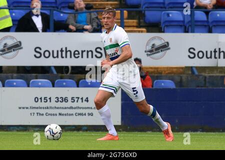 Birkenhead, Großbritannien. Juli 2021. Tom Davies von Tranmere Rovers während des Vorsaison-Freundschaftsspiel zwischen Tranmere Rovers und Rangers im Prenton Park am 10. Juli 2021 in Birkenhead, England. (Foto von Richard Ault/phcimages.com) Quelle: PHC Images/Alamy Live News Stockfoto