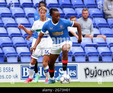 Birkenhead, Großbritannien. Juli 2021. Joe Aribo von den Rangers während des Vorsaison-Freundschaftsspiel zwischen Tranmere Rovers und den Rangers im Prenton Park am 10. Juli 2021 in Birkenhead, England. (Foto von Richard Ault/phcimages.com) Quelle: PHC Images/Alamy Live News Stockfoto