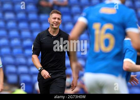 Birkenhead, Großbritannien. Juli 2021. Schiedsrichter Rob Jones beim Vorsaison-Freundschaftsspiel zwischen Tranmere Rovers und den Rangers im Prenton Park am 10. Juli 2021 in Birkenhead, England. (Foto von Richard Ault/phcimages.com) Quelle: PHC Images/Alamy Live News Stockfoto