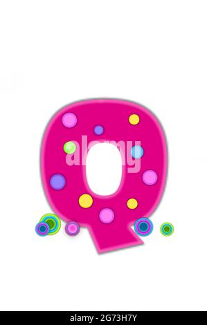 Der Buchstabe Q im Alphabet-Set Dots ist in Pink mit hellerer rosa Umrandung. Der Buchstabe weist farbige Punkte auf, die über die Oberfläche verstreut sind. Mehrfarbiger Kreis Stockfoto