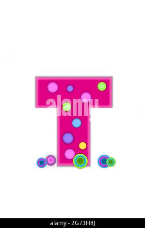 Der Buchstabe T im Alphabet-Set Dots ist in Pink mit hellerer rosa Umrandung. Der Buchstabe weist farbige Punkte auf, die über die Oberfläche verstreut sind. Mehrfarbiger Kreis Stockfoto