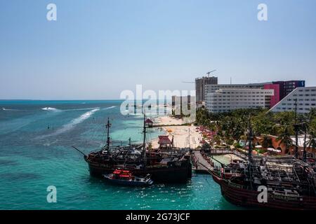 Luftaufnahme des Piratenschiffs Jolly Roger in Cancun Stockfoto