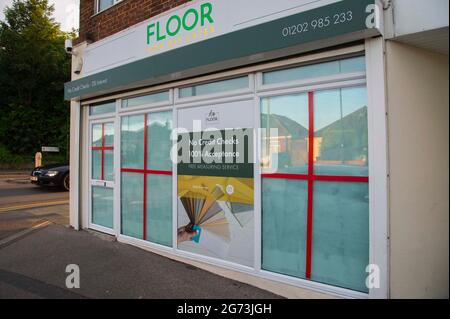 Bournemouth, Dorset, Großbritannien. Juli 2021. Ein Büro in Bournemouth in Dorset mit Fenstern, die als englische Flaggen zur Unterstützung der englischen Fußballmannschaft vor dem EM 2020-Finale geschmückt sind. Bildnachweis: Graham Hunt/Alamy Live News Stockfoto