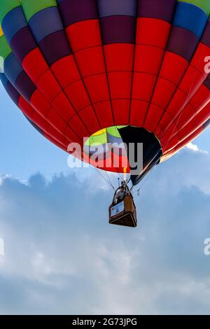 Marathon City, Wisconsin, USA, 9. Juli 2021, Taste N Glow Balloon Fest westlich von Wausau, vertikal Stockfoto