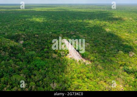 Luftaufnahme der Maya-Pyramide, die mitten in einem Dschungel verloren ging. Stockfoto