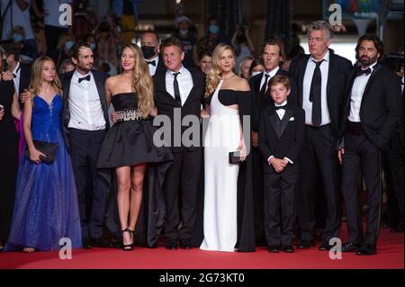 Jadyn Rylee, Katheryn Winnick, Sean Penn, Dylan Frances Penn, Beckham Crawford und Hopper Jack Penn bei der Premiere des Flag Day im Rahmen der 74. Internationalen Filmfestspiele von Cannes am 10. Juli 2021 in Cannes, Frankreich. Foto von Aurore Marechal/ABACAPRESS.COM Stockfoto