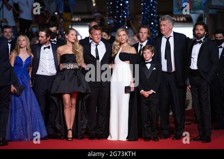 Jadyn Rylee, Katheryn Winnick, Sean Penn, Dylan Frances Penn, Beckham Crawford und Hopper Jack Penn bei der Premiere des Flag Day im Rahmen der 74. Internationalen Filmfestspiele von Cannes am 10. Juli 2021 in Cannes, Frankreich. Foto von Aurore Marechal/ABACAPRESS.COM Stockfoto