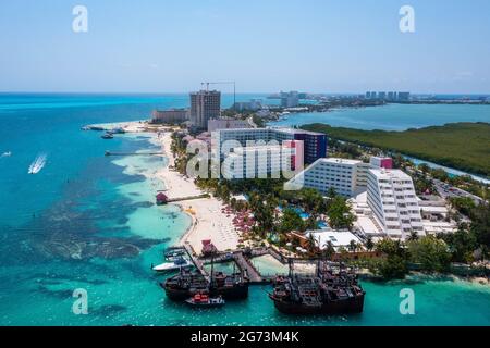 Luftaufnahme des Piratenschiffs Jolly Roger in Cancun Stockfoto