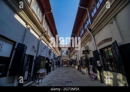 Bukarest, Rumänien - 08. Juli 2021: 'Hanul Cu tei', 1833 erbaut, das früher ein Gasthaus war, ist heute ein Ort mit kleinen Geschäften und Kunstgalerien, Stockfoto