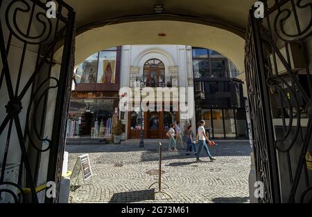 Bukarest, Rumänien - 08. Juli 2021: Lipscani, eine Straße im alten Stil mit Häusern mit schöner Architektur, wo Bars, Geschäfte und Restaurants geöffnet sind Stockfoto