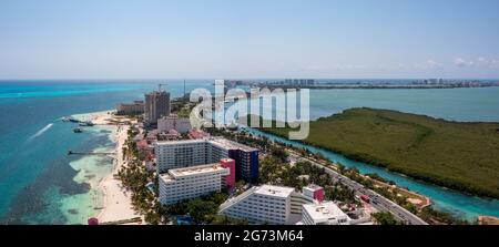 Luftaufnahme eines Strandes in Cancun, Mexiko. Stockfoto