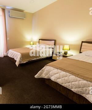 Die Doppelzimmer im modernen Hotel Stockfoto