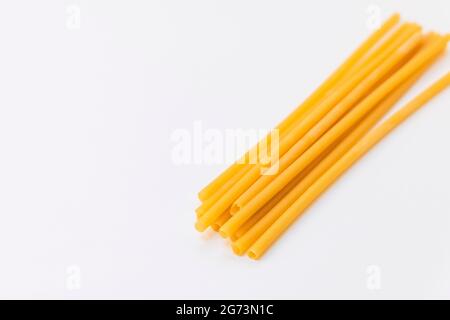 Draufsicht auf umweltfreundliche Pasta-Trinkhalme auf hellem Hintergrund mit Platz für Kopien Stockfoto