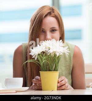 Der junge Student Prüfungsvorbereitung Tee trinken. Stockfoto