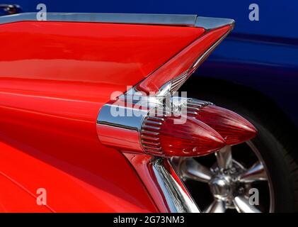 Eine Nahaufnahme der klassischen Heckflossen und Rückleuchten eines Cadillac aus dem Jahr 1958, die auf einer Oldtimer-Show in Santa Fe, New Mexico, zu sehen ist. Stockfoto