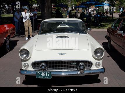 Ein Ford Thunderbird aus dem Jahr 1956 auf einer Oldtimer-Ausstellung in Santa Fe, New Mexico. Stockfoto