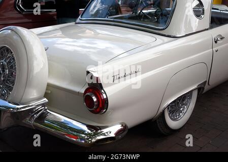 Ein Ford Thunderbird aus dem Jahr 1956 auf einer Oldtimer-Ausstellung in Santa Fe, New Mexico. Stockfoto